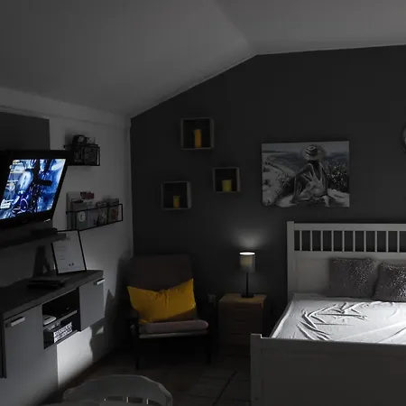 Lastovicka , With Mountain View ,free Parking And Few Steps To The Shop 아파트 *