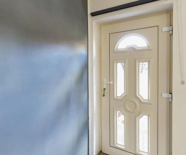 Lastovicka , With Mountain View ,free Parking And Few Steps To The Shop 아파트 *