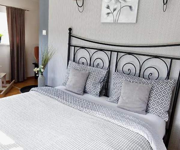 Lastovicka , With Mountain View ,free Parking And Few Steps To The Shop Stará Lesná