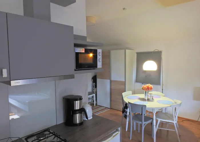 Lastovicka , With Mountain View ,free Parking And Few Steps To The Shop 아파트 *